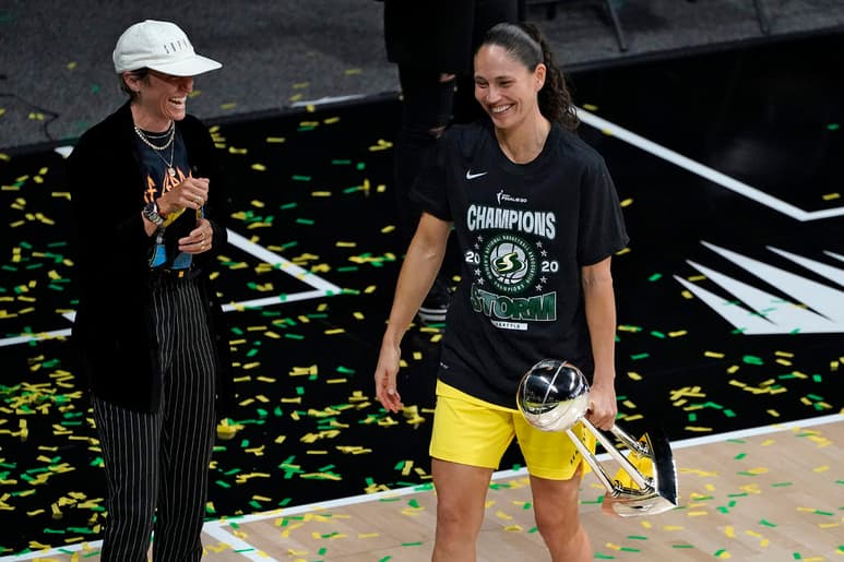 Sue Bird y Megan Rapinoe viven emotivo momento durante finales de WNBA. (AP)