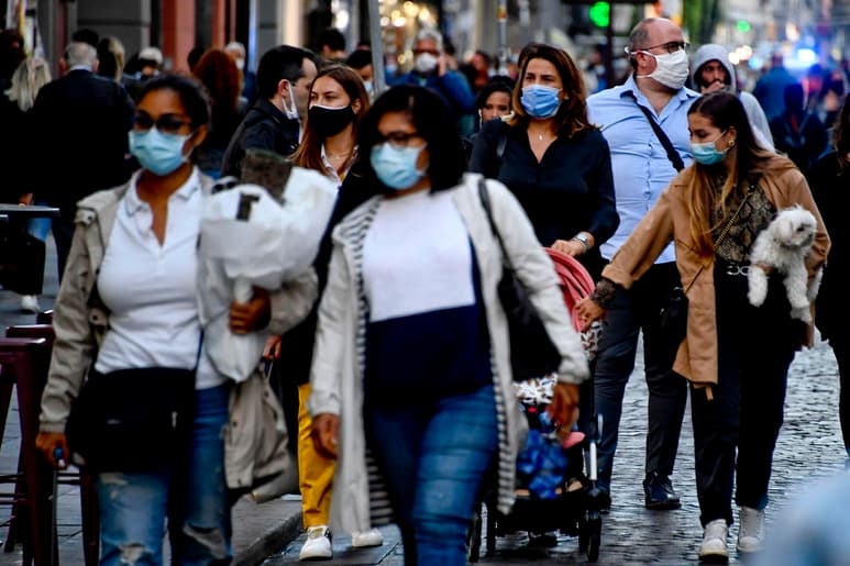 El Consejo de Ministros de Italia ha aprobado hoy un decreto por el que obliga a todos los ciudadanos a que lleven tapabocas siempre, también al aire libre, algo que ya se aplicaba en algunas regiones, y ha alargado el estado de emergencia al 31 de enero de 2021. (EFE)