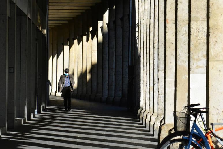 Alrededor de 5.7 millones de españoles no pueden salir de sus municipios, salvo causa justificada, debido a una alta incidencia de COVID-19, de los que más del 80 % viven en la región de Madrid, especialmente castigada por la segunda ola de la epidemia. (ARCHIVO) 