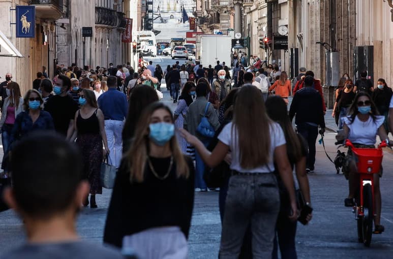 Los casos globales de COVID-19 llegaron hoy a 35.9 millones, después de que se reportaran 270,000 contagios nuevos en las últimas 24 horas. (EFE)