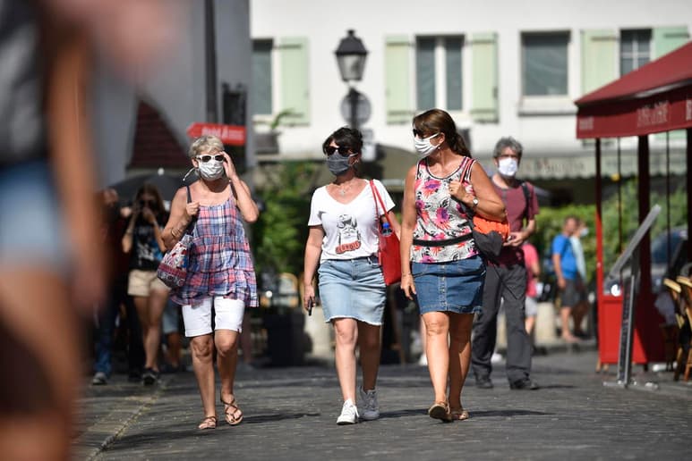 Francia colocó este jueves Lyon, Lille, Grenoble y Saint-Etienne en alerta máxima por la rápida expansión del coronavirus en esas ciudades, que afrontarán desde el sábado nuevas restricciones, como el cierre de bares, para frenar ese avance. (ARCHIVO)