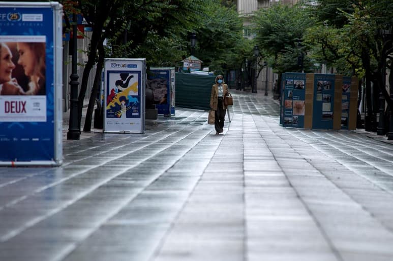 La Comunidad de Madrid, epicentro de la pandemia de coronavirus en España, retrocede desde este jueves en las restricciones a la movilidad, que se traducía en la prohibición de salir de la capital y de otras nueve localidades de su periferia, debido a la desautorización judicial. (ARCHIVO)