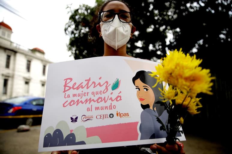 Un grupo de mujeres defensoras de los derechos de la mujer y feministas exigieron este jueves al Estado de El Salvador que permita el aborto a las niñas que quedan embarazadas tras una violación y pidieron que las instituciones competentes garanticen los derechos sexuales y reproductivos. (ARCHIVO)