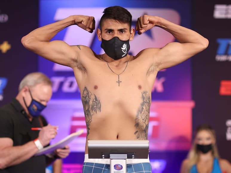 El campeón mexicano está convencido que podrá traspasar su éxito en los Supergallos hacia la competitiva división de los Pluma. (ESPECIAL)