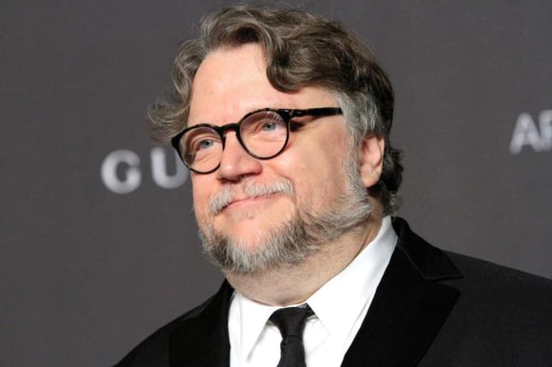 El reto que lanzó esta mañana Guillermo del Toro a una aerolínea nacional para otorgar 10 vuelos gratuitos anuales a mexicanos destacados, sigue el camino de ayuda social que el cineasta ha emprendido en los últimos años. (ESPECIAL) 
