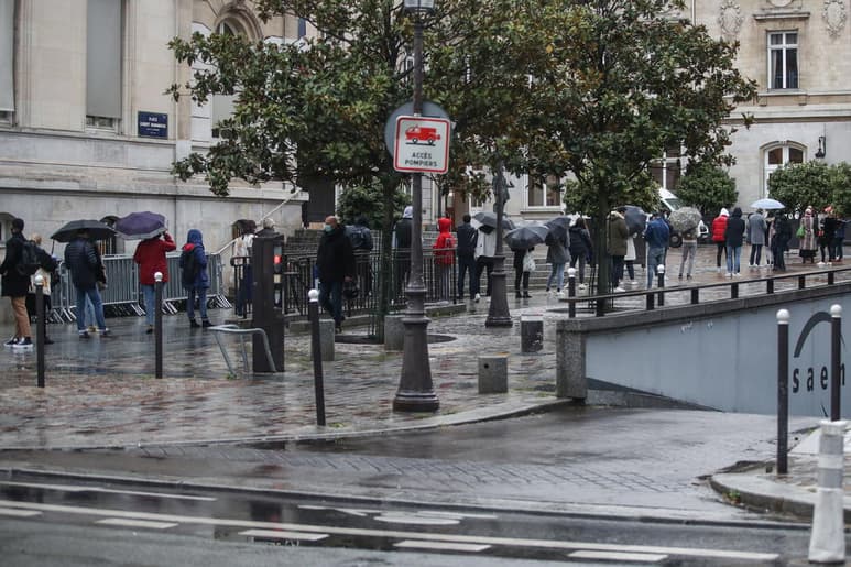 Francia registró hoy un nuevo récord de contagios por coronavirus tras sumar 20,339 en un día, además de 62 muertos, lo que eleva la cifra de positivos a los 691,977 desde el inicio de la epidemia y a 32,630 la de fallecidos. (EFE)
