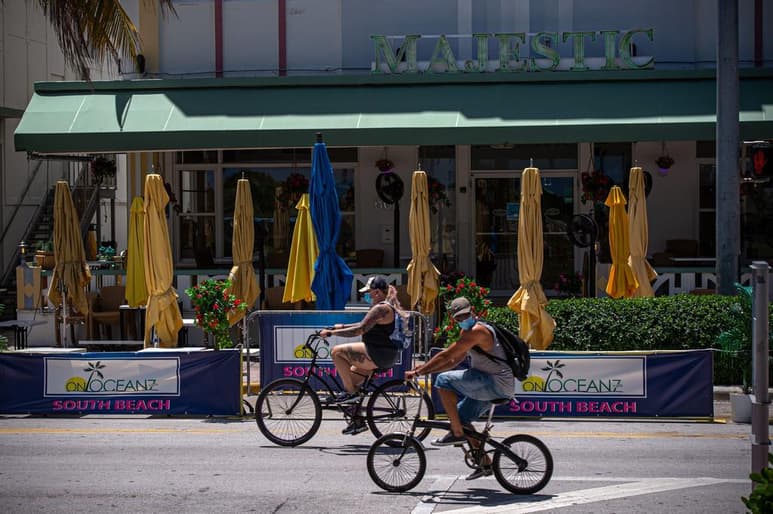 Florida (EUA) añadió este viernes 2,908 nuevos casos confirmados y 118 muertes por coronavirus, mientras informes de maestros citan al menos seis casos de contagio en las escuelas de Miami-Dade, el segundo condado más afectado de todo el país que esta semana retomó las clases presenciales. (ARCHIVO) 
