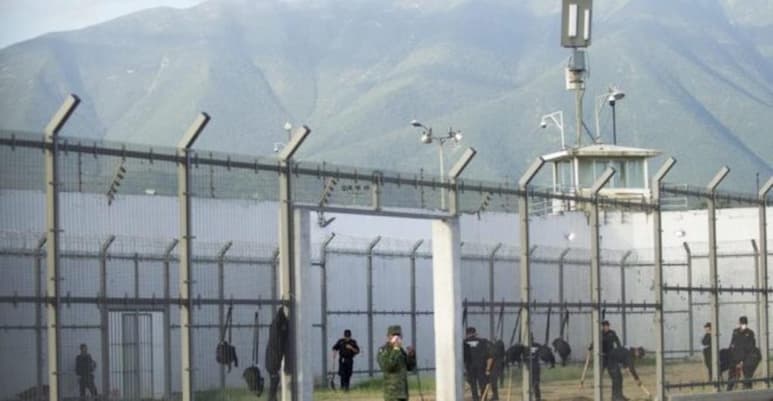 Hernández Cruz manifestó su preocupación por los datos de ingobernabilidad que arroja el sistema penitenciario del estado, particularmente en el penal de Atlacholoaya, por los enfrentamientos entre grupos de internos, y precisó que de enero a la fecha, la CDHM registra la muerte de 27 internos por enfermedades, supuestos suicidios y riñas.
(ARCHIVO)