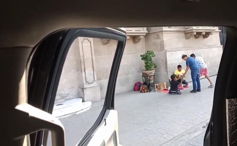 Los chicos regalaron las bebidas y alimentos a pepenadores, indigentes y franeleros de la ciudad.