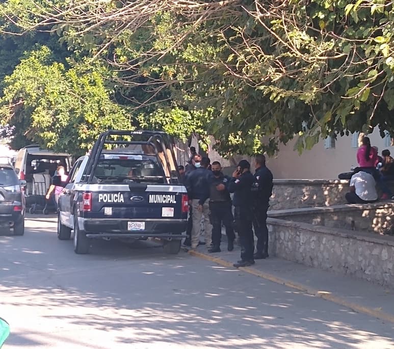 Al exterior del hospital se observaron varias unidades de la Policía Municipal, pues llevaron al compañero a que recibiera atención, ya que se disparó accidentalmente.