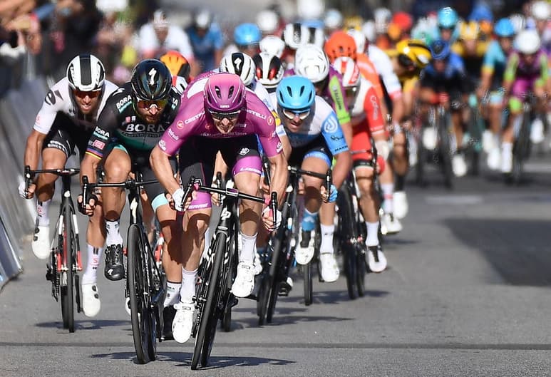 Arnaud Démare ganó la séptima etapa del Giro de Italia, la tercera que gana el francés en esta competencia. (EFE)