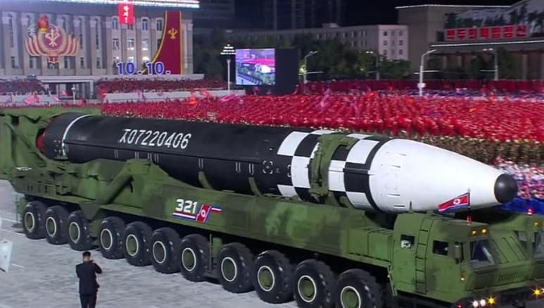 Pionyang también ha mostrado nuevos sistemas de radar anti-aéreos, nuevas lanzaderas de misiles con sistema de tracción de oruga e incluso blindajes nuevos para sus unidades de infantería.
(KOREAN CENTRAL TV)