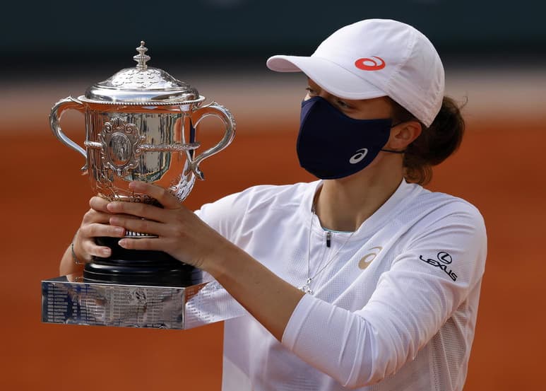 Iga Swiatek, de tan solo 19 años, se llevó por delante en la final de Roland Garros a la estadounidense Sofia Kenin. (EFE)