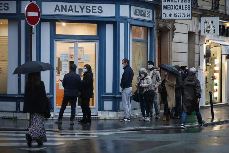 Francia registró este sábado un nuevo récord de contagios tras sumar 26,896 en un día. (ARCHIVO)