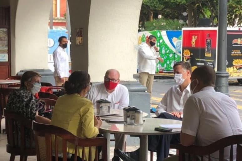 En el Centro Histórico del puerto de Veracruz, el diplomático y las activistas sostuvieron una reunión que sentó las bases para posibles apoyos en la búsqueda de personas e identificación de cuerpos. (Especial)