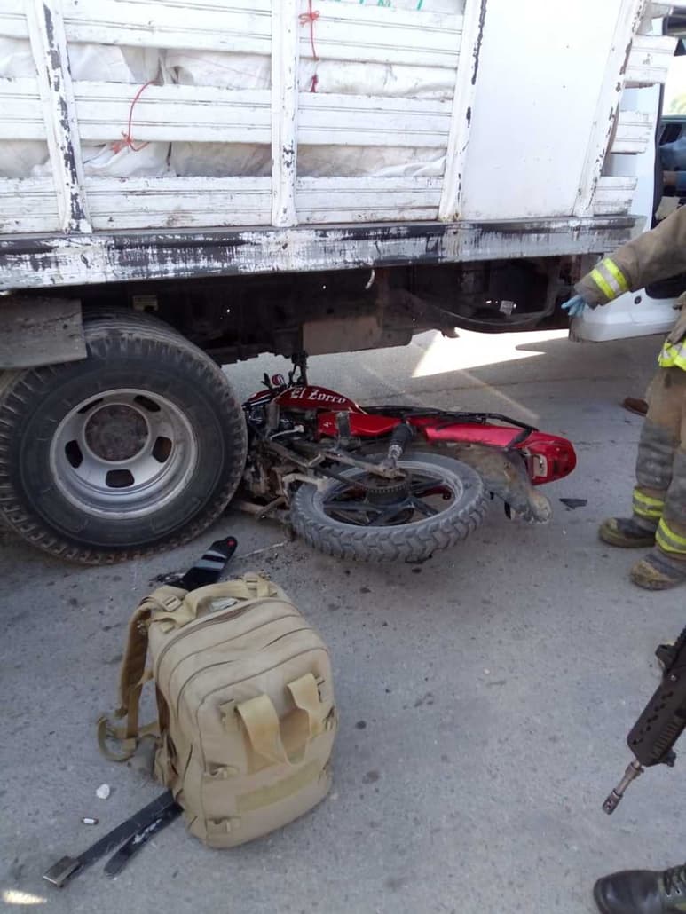 La motocicleta de color rojo terminó a la altura de las llantas traseras del pesado vehículo de carga. (EL SIGLO DE TORREÓN)