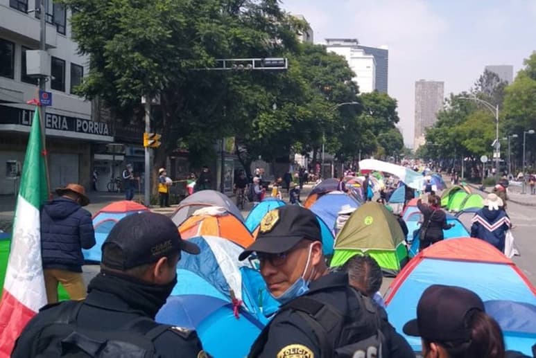 El hecho ocurrió cuando simpatizantes de López Obrador intentaron saltarse la valla metálica. (ARCHIVO)