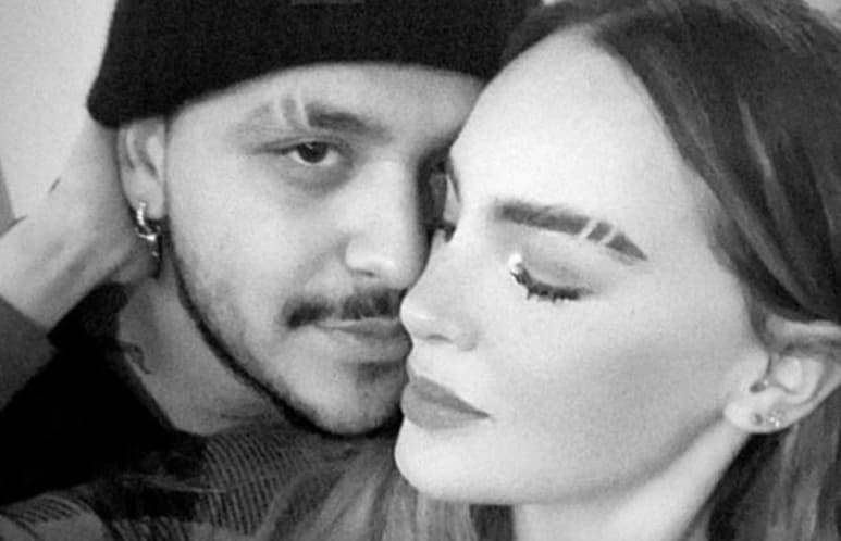 'Ya se me anda mimetizando mi amorcito bello', escribió el cantante para acompañar una fotografía en la que él y su novia Belinda lucen la misma marca en la ceja. (ESPECIAL)