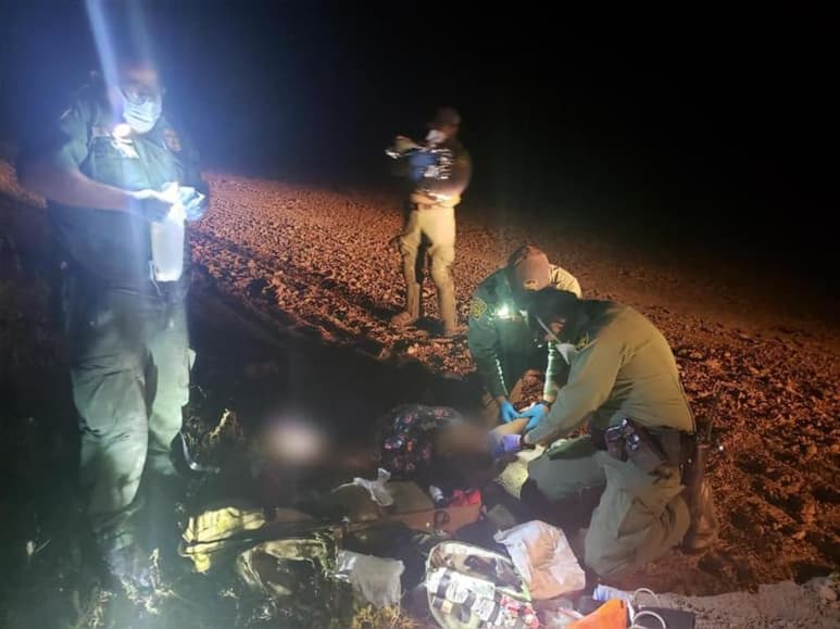 A unos minutos de haber ingresado a los Estados Unidos, una mujer migrante originaria de Honduras dio a luz a su bebé, siendo rescatada y auxiliada por los elementos de la Patrulla Fronteriza.
