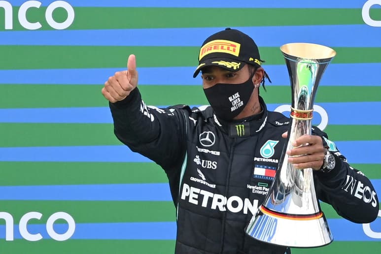 'No sé qué decir, es un gran honor', indicó Hamilton, de 35 años, en la ceremonia del podio, en la que Mick Schumacher, el hijo del 'Kaiser' le entregó personalmente uno de los cascos que usó el mito de Hürth. (EFE)
