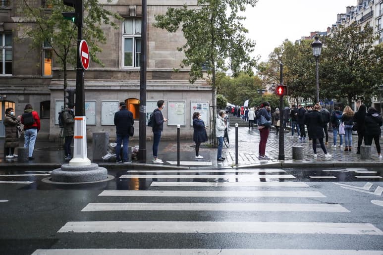 La cifra de nuevos contagios se rebajó este domingo en Francia hasta los 16,101 en las últimas 24 horas, frente al récord de los 26,896 registrado este sábado, indicó la Agencia de Sanidad Pública francesa. (ARCHIVO)