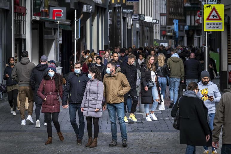 El mundo registró más de 378,000 nuevos casos de COVID-19 en la última jornada, por lo que el récord de contagios diarios vuelve a superarse por tercer día consecutivo, y también se notificó una cifra especialmente alta de fallecimientos, más de 8,500. (ARCHIVO) 
