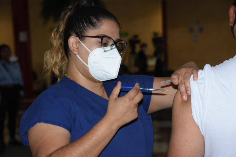 A cinco de los nueve días que debería durar de la campara de vacunación contra la Influenza organizada por el Hospital DIF, el inmunizarte se agotó ante la abrumadora respuesta de la comunidad para aplicarse el biológico; este lunes llegarán más dosis para continuar con el programa, informó el Sistema DIF municipal. (SERGIO A. RODRÍGUEZ)