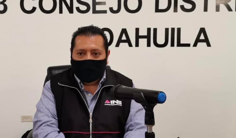 El 70 por ciento de los propietarios de casas donde comúnmente se instalan casillas para votar el día de las elecciones, ratificaron su posición para facilitar sus viviendas para la jornada cívica, dijo en Monclova el Vocal Ejecutivo del Consejo Local de Coahuila del Instituto Nacional Electoral, José Luis Vázquez. (SERGIO A. RODRÍGUEZ)