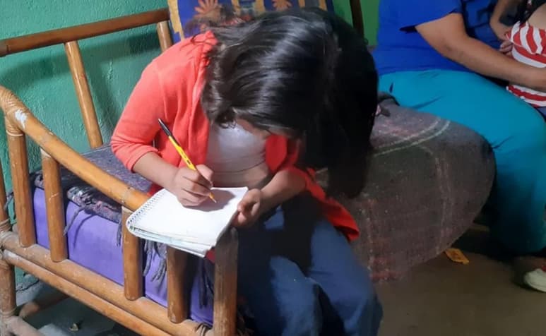 Michel, la niña que presentó un amparo para solicitar a las autoridades educativas de San Luis Potosí que le proporcionen una televisión para tomar clases a distancia, ya tiene hasta computadora e Internet para continuar con su educación. (ARCHIVO)