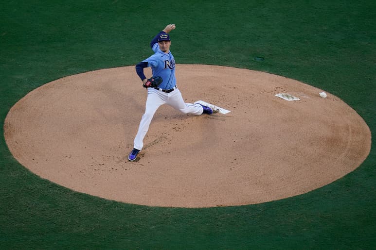 Blake Snell se llevó la victoria al permitir una carrera en cinco entradas de labor, en el triunfo de Rays 2-1 sobre los Astros.