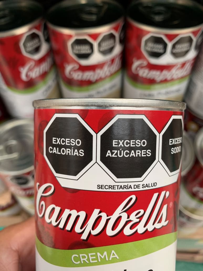 Los productos que excedan los criterios establecidos deberán mostrar sellos en sus empaques.