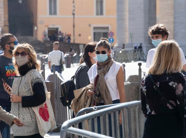 Italia registró hoy 4,619 contagios de coronavirus en las últimas veinticuatro horas, una cifra inferior a la de los últimos días, aunque también se han hecho menos pruebas, y 39 personas han muerto desde ayer, la mayor cifra desde junio. (ARCHIVO)