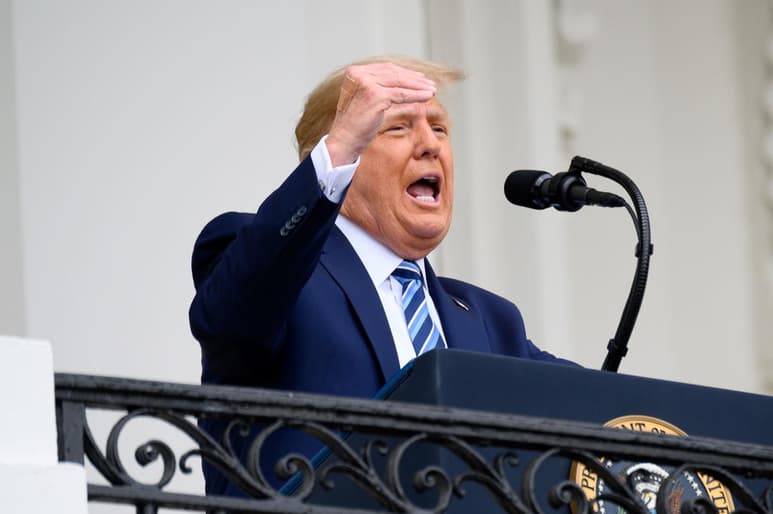 Con el convencimiento de que es inmune al 'al horrible virus de China', el presidente de Estados Unidos, Donald Trump, retoma este lunes sus actos de campaña fuera de la Casa Blanca desde que contrajo la COVID-19 con un mitin en Sanford, en el centro de Florida. (ARCHIVO)