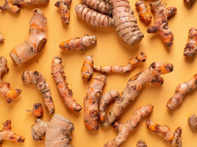 La cúmbuma, también conocida como azufre de indias, es una raíz que se utiliza en la gastronomía que cuenta una gran cantidad de propiedades que la vuelven ideal para combatir padecimientos como cáncer, colesterol alto, artritis y otras enfermedades. (ESPECIAL)