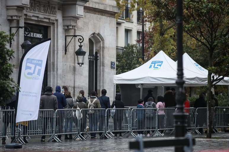 Francia registró este lunes 96 muertes por coronavirus en las últimas 24 horas, frente a los 46 del día anterior, que elevan la cifra de fallecimientos desde el inicio de la epidemia hasta los 32,825. (ARCHIVO)