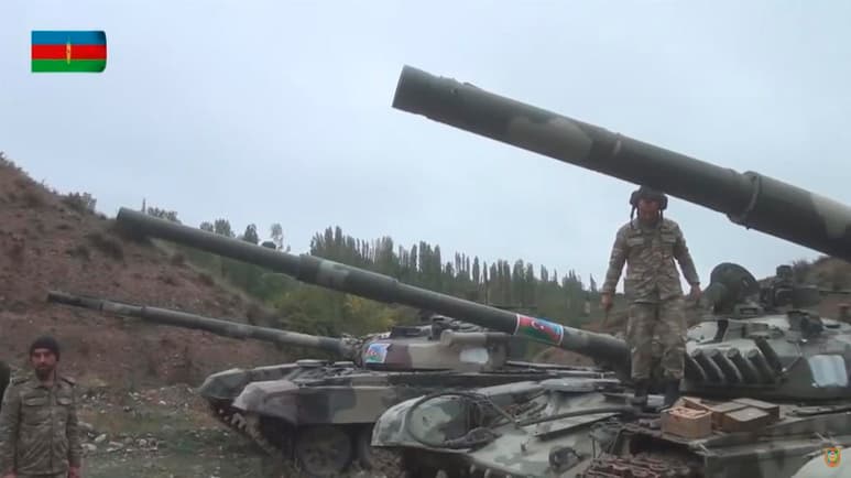La tregua pende de un hilo en el enclave de Nagorno Karabaj, donde armenios y azerbaiyanos son incapaces de acallar los cañones para poder canjear prisioneros de guerra e intercambiar los cuerpos de los caídos en combate. (ARCHIVO)