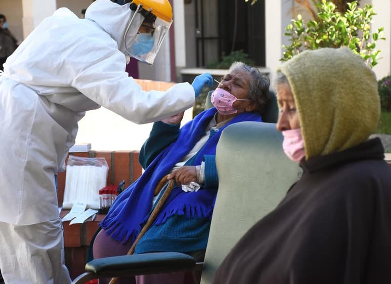 El director general de la Organización Mundial de la Salud advirtió el lunes sobre la idea de que la inmunidad de rebaño sea una estrategia realista para frenar la propagación del coronavirus y señaló que tales propuestas son “simplemente nada éticas”. (ARCHIVO)
