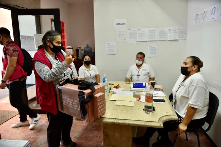 De acuerdo al protocolo del IEC, los CAE deben trasladar el paquete, mismo que se abrirá ante el presidente de casilla. (ERICK SOTOMAYOR)