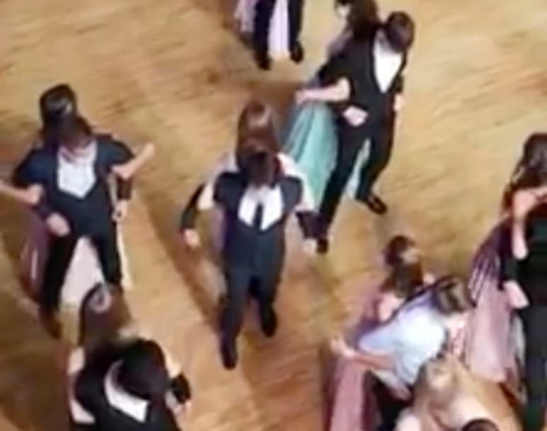 Aunque se desconoce el lugar donde ocurrieron los hechos, el material se volvió viral rápidamente por la adopción de la 'Nueva Normalidad' en eventos sociales como una graduación de preparatoria. (Especial)