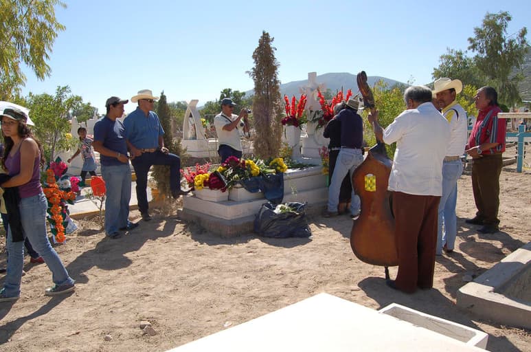 El Ayuntamiento de Lerdo sí permitirá el acceso a los panteones así como la venta de flores aunque con restricciones a fin de evitar aglomeraciones y con ello contagios de COVID-19. (ARCHIVO)