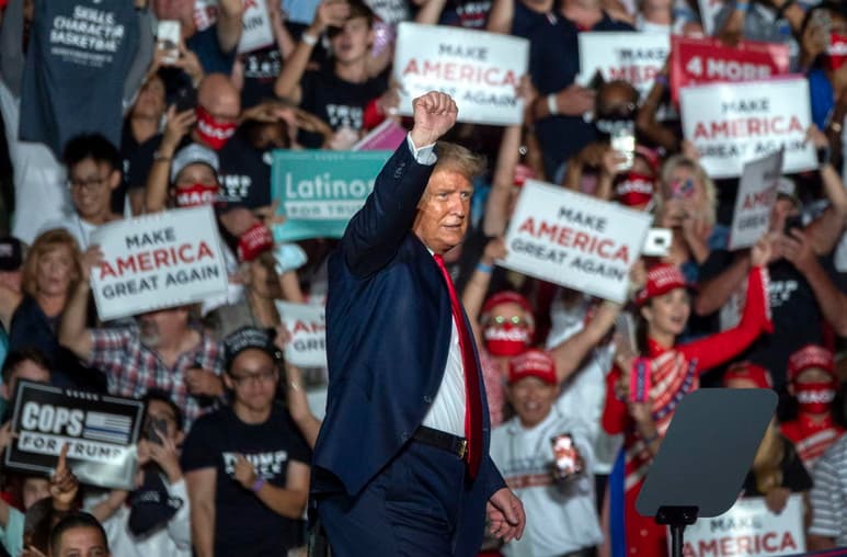 Apenas una semana después de dejar el hospital, el presidente Donald Trump volvió el lunes a su campaña por primera vez desde que contrajo el coronavirus, en un intento de remontar en las preferencias. (EFE)