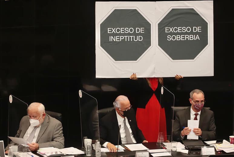 En medio de pancartas de protesta, burlas, increpaciones y cuestionamientos se desarrolló este lunes la comparecencia del subsecretario de Prevención y Promoción de la Salud de la Secretaría de Salud (Ssa), Hugo López-Gatell, en el Senado de la República, misma que al final fue suspendida. (EL UNIVERSAL)