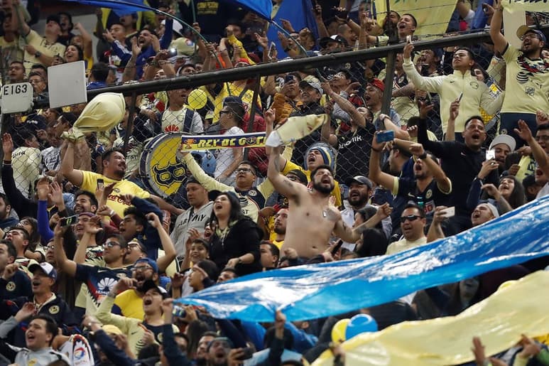 Los aficionados de las Águilas del América llevaron serenata a su equipo, que cumplió ayer 104 años. (ARCHIVO)
