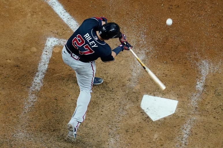 Austin Riley conecta un cuadrangular para los Bravos, en el triunfo de su equipo en el primer partido de la Serie de Campeonato de la Nacional. (AP)