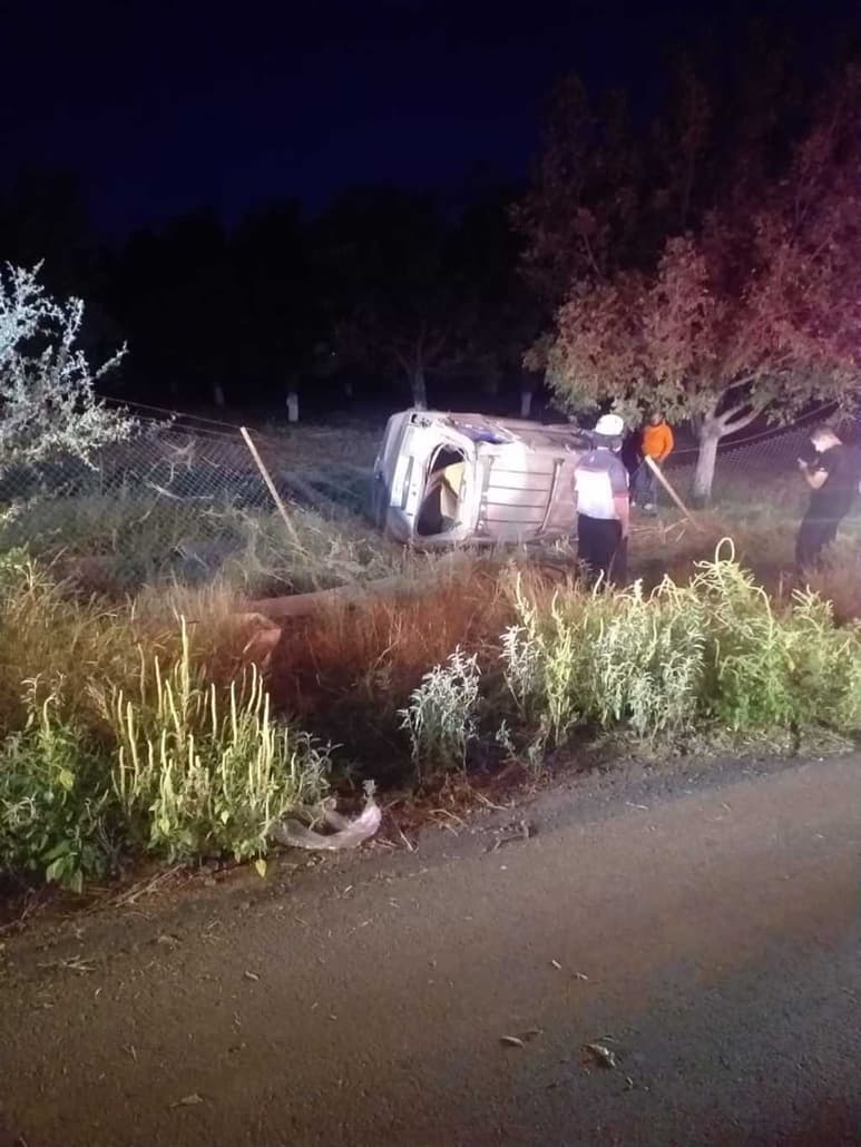 Pese a lo aparatoso del accidente, las dos personas que viajaban en la camioneta salieron ilesas. (EL SIGLO DE TORREÓN)