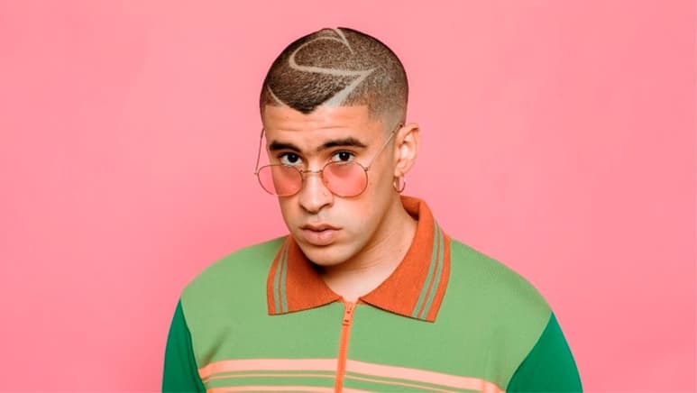 Condiciona. El cantante Bad Bunny advirtió a una cadena de medios de negarles espacio si no retiran una imagen.