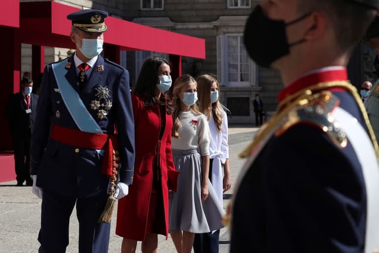 Los reyes Felipe y Letizia, junto a la princesa Leonor y la infanta Sofía, saludan a las tropas durante el Día de la Fiesta Nacional. (EFE)