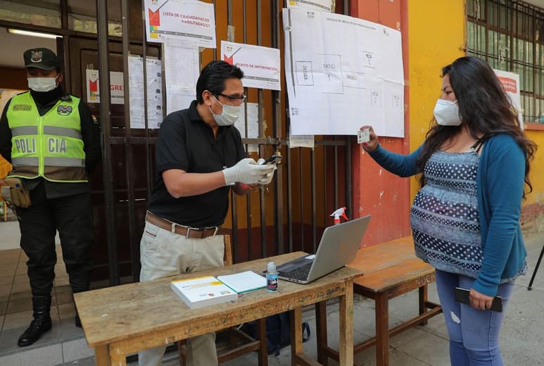 El voto es obligatorio para los mayores de 18 años si residen en el país; de no ejercer, hay sanciones. (EFE)