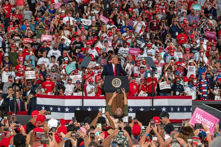 El presidente Donald Trump continuó con sus actos de campaña en Florida. (EFE)