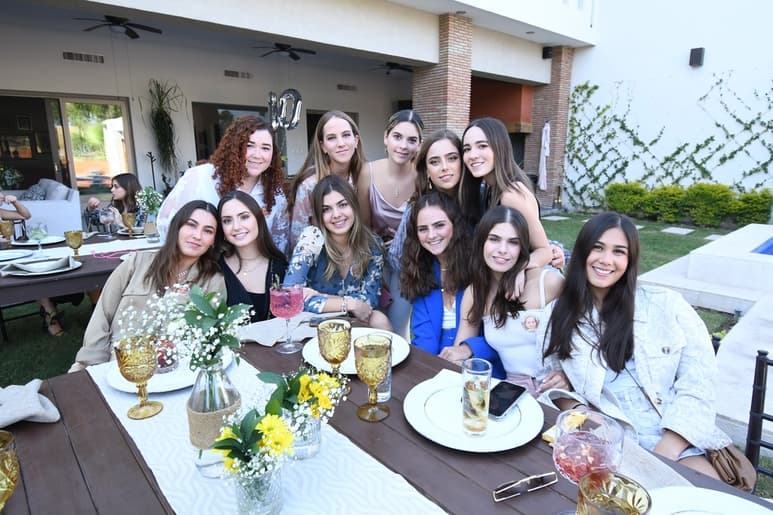 Amigas celebrando a Ángela Fernández. (El Siglo de Torreón /Fernando Compeán)
